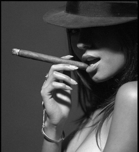 Девушка с сигарой