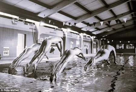 Голые пловчихи в бассейне