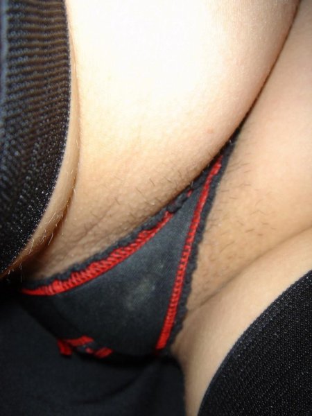 Волосики из под трусиков