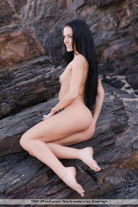 Голая брюнетка с длинными волосами