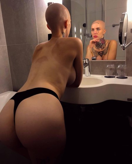 Лысая девушка