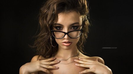 Девушки в очках ню