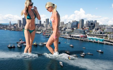 Девушка гигант в купальнике