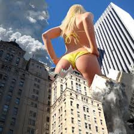 Гигантская девушка разрушает город