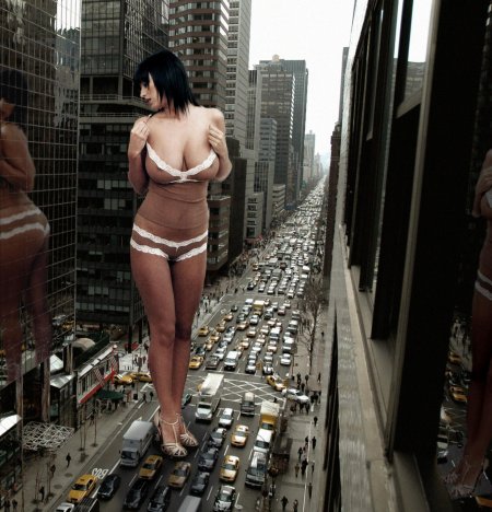 Гигантская девушка