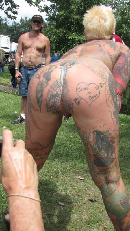 Татуированные зрелые голые