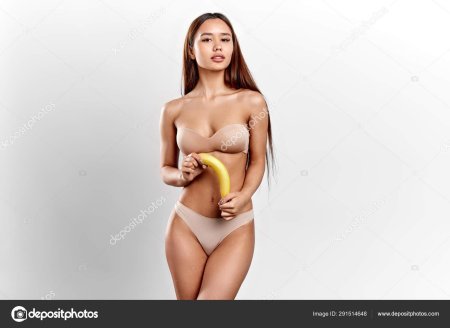 Девушка с бананом
