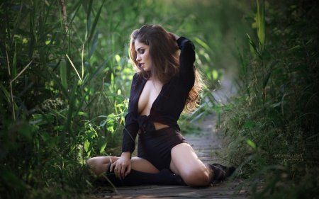 Девушки позируют на природе