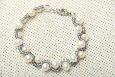 Браслет с жемчугом и бисером