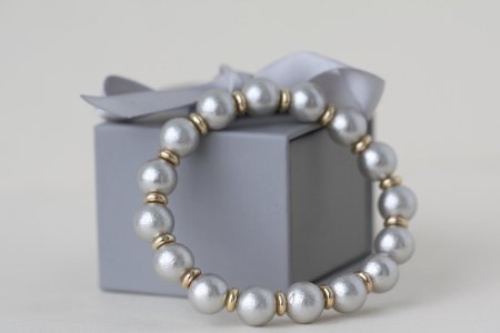 Жемчужный браслет серый