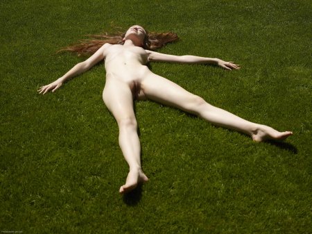 Девушка лежит на траве