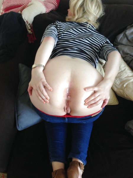 Рачком со спущенными джинсами