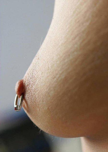 Проколотые женские соски