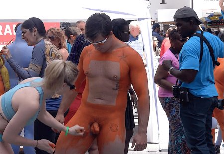 Фестиваль голых