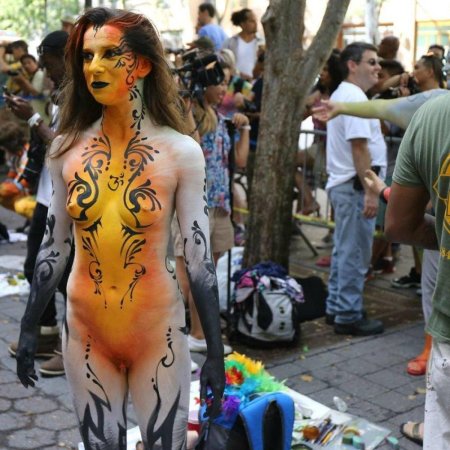 Голые бодиарт