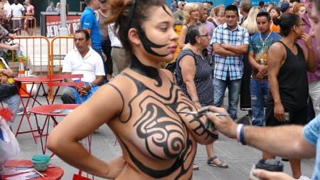 New york.... body painting public : большие сиськи