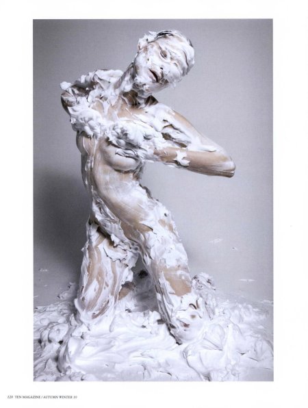 Девушка в пене для бритья