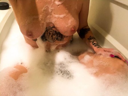 Девушка с парнем в ванной