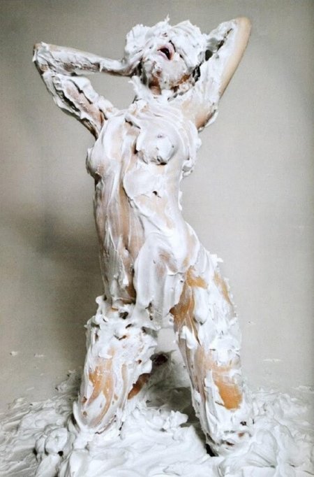 Девушка в пене для бритья