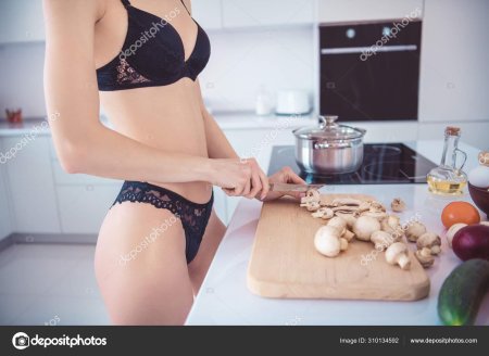 Девушка на кухне