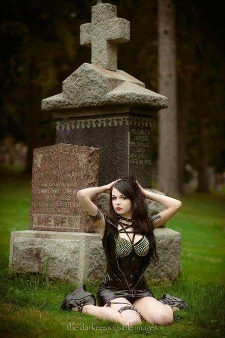 Готическая девушка