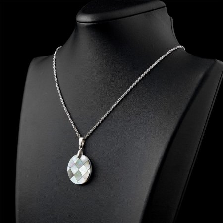 Кулон из белого перламутра