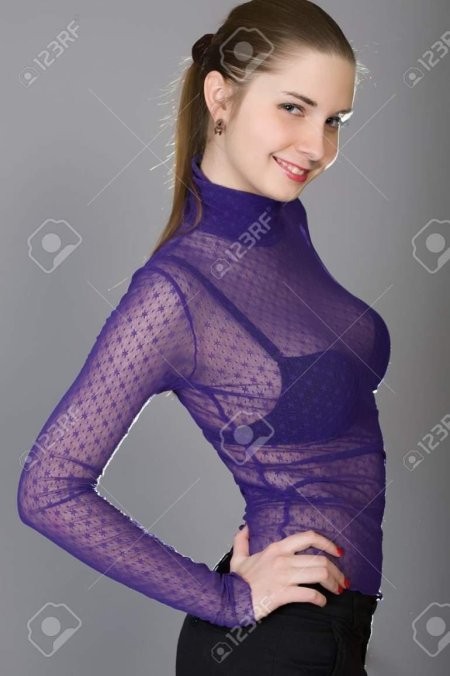 Девушка в прозрачной водолазке