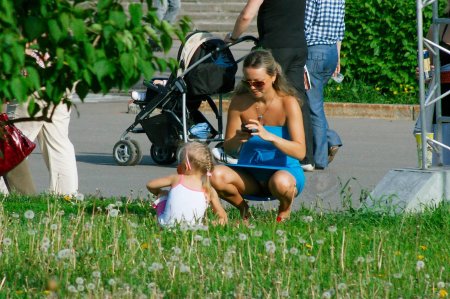 Молодые мамы на прогулке светят