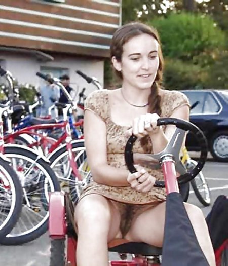 Под юбкой на велосипеде