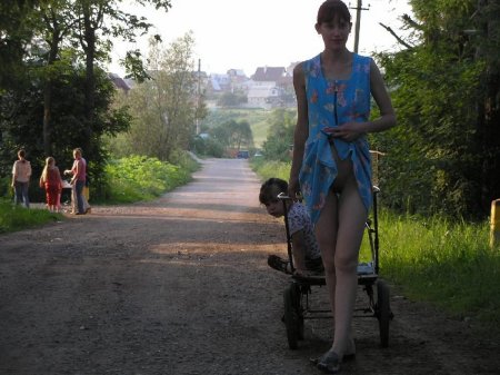 Мамаши с колясками без трусов