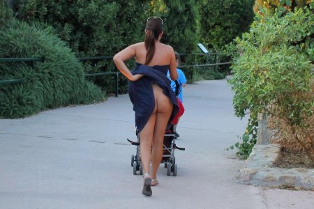 Мамы с колясками без трусиков