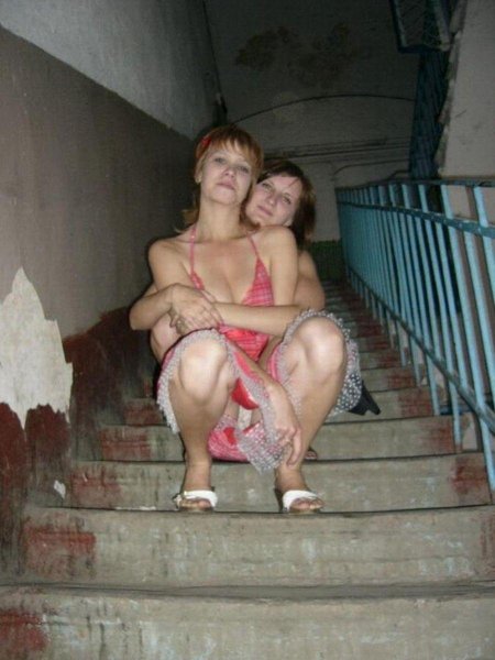 В подъезде без трусиков девушки