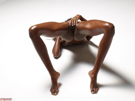Голая худая негритянка
