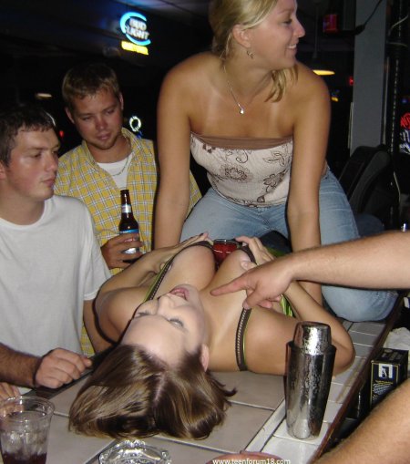 Пьяная девушка с большими бюстом