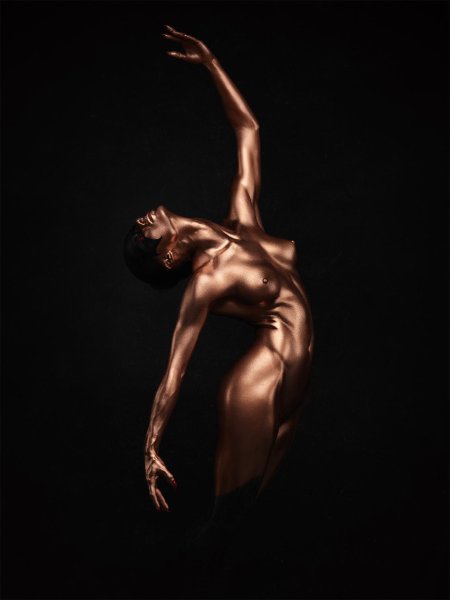 Девушка в золотой краске