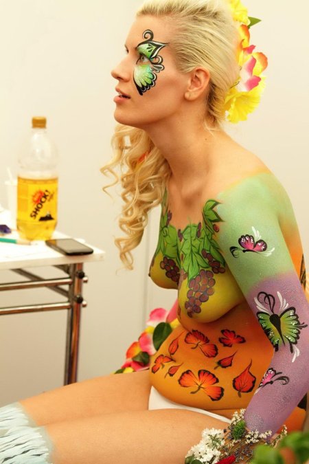 Голые бодиарт