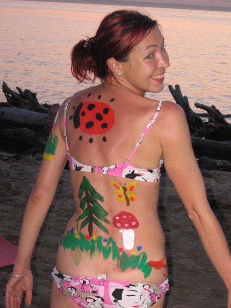 Пляжный бодиарт на девочке