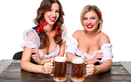 Девушка с кружкой пива