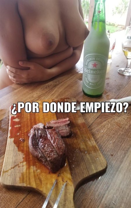 Пиво и женщина с сиськами голыми