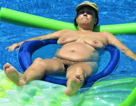Голые толстые женщины в бассейне