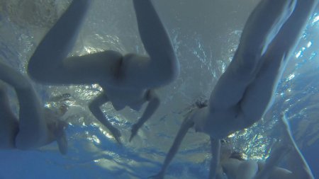 Плавание в бассейне