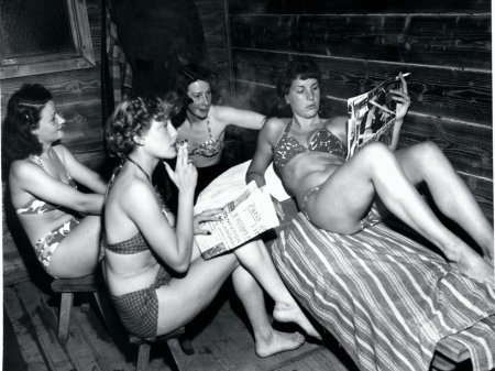 Советские женщины в бане ретро