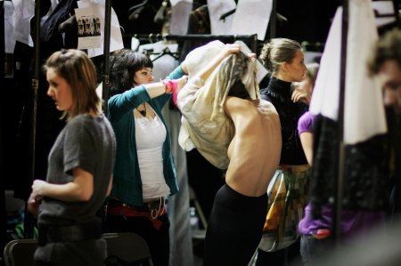 Модели девушки за кулисами