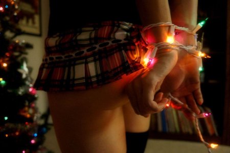 Эротичные девушки в гирляндах