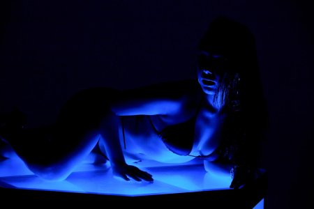 Девушка в неоне