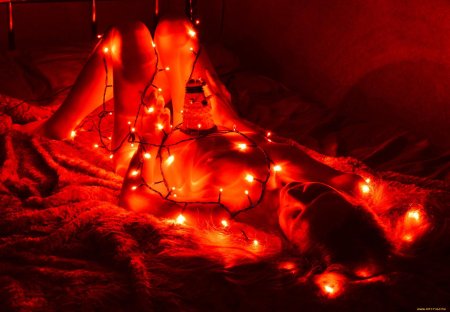 Девушка в гирлянде