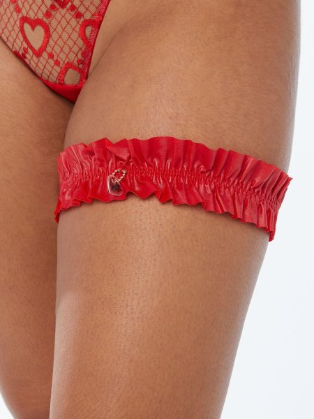 Красная подвязка на ногу