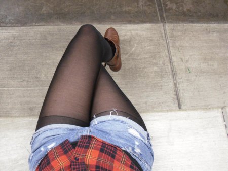 В шортах и колготках