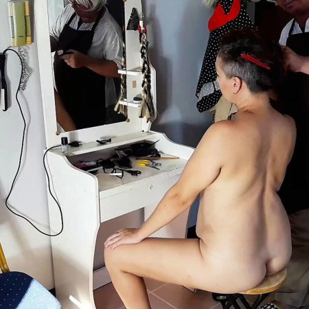 Парикмахерская с голыми бабами