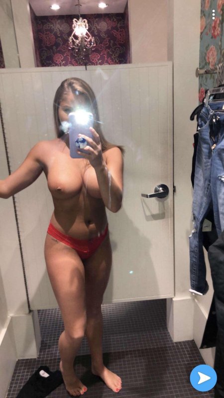 Селфи топлесс